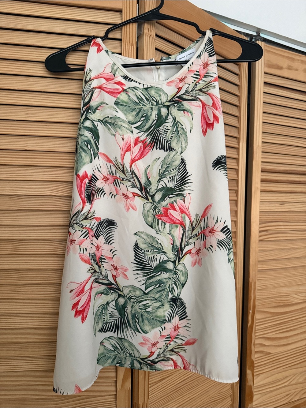 Adrienne Vittadini Cream top with Green Leaves & Pink Blooms